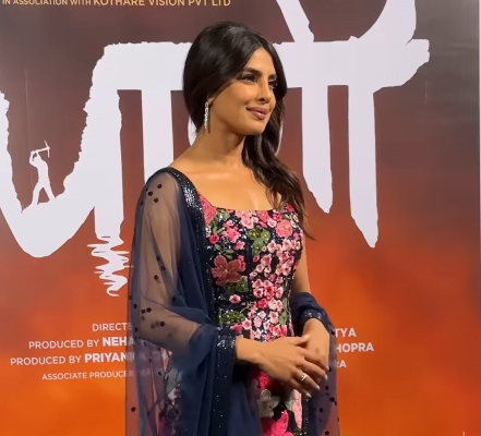 पूर्व विश्व सुंदरी Priyanka Chopra फिल्म “पानी” के ट्रेलर लॉन्च पर सब्यसाची के चूड़ीदार सूट में बेहद खूबसूरत नजर आई
